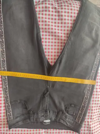 Jeans grigi con profili maculati