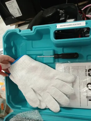 Mini motosierra eléctrica con maletín