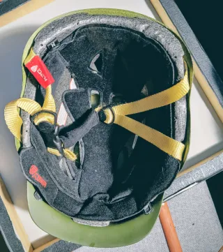 Casco de esquí verde