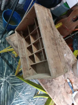 Cajón madera antiguo con divisiones