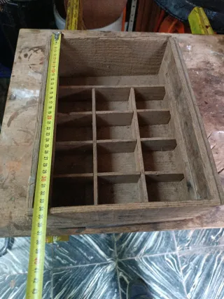 Cajón madera antiguo con divisiones