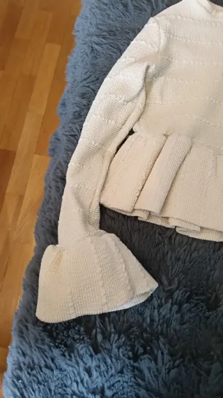 Jersey blanco con cremallera y volantes