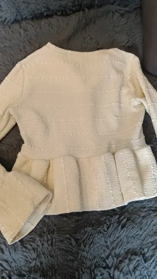 Jersey blanco con cremallera y volantes