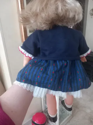 Bambola vintage con vestito blu