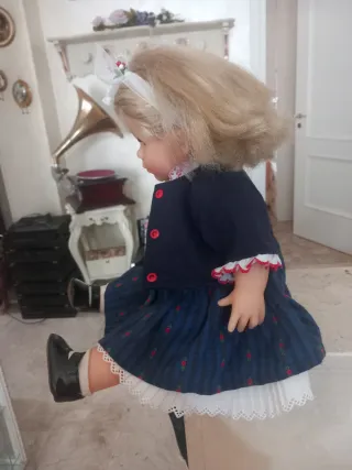 Bambola vintage con vestito blu