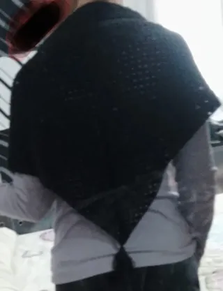 Pañuelo o toquilla tejido negro hecho a mano