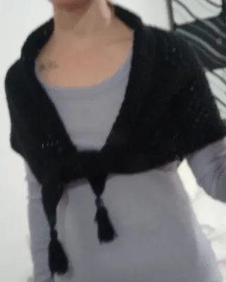 Pañuelo o toquilla tejido negro hecho a mano