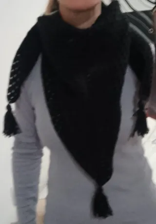 Pañuelo o toquilla tejido negro hecho a mano