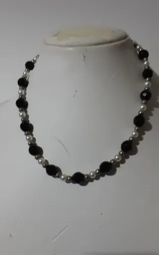 Collana pietre nere e perle bianche