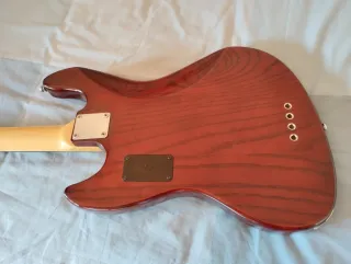 Bajo fretless Marcus Miller V7