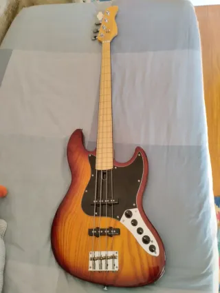 Bajo fretless Marcus Miller V7