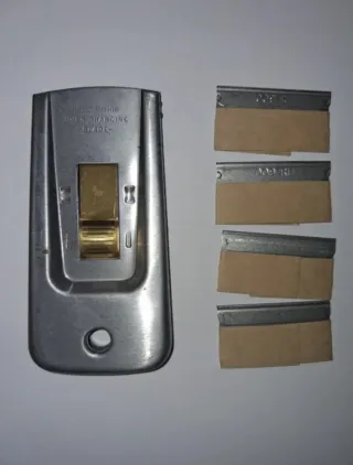 Raschietto metallico con lame di ricambio
