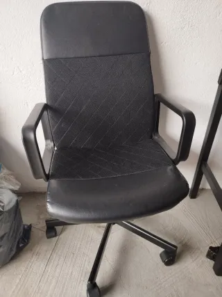 Silla de oficina negra con ruedas