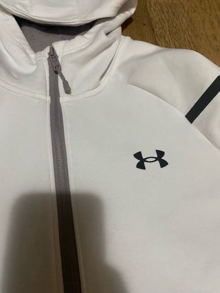 Conjunto Under Armour Fleece Gris y Blanco
