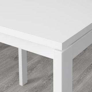Mesa blanca de madera