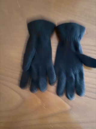 Guantes de mujer rojos con lunares negros