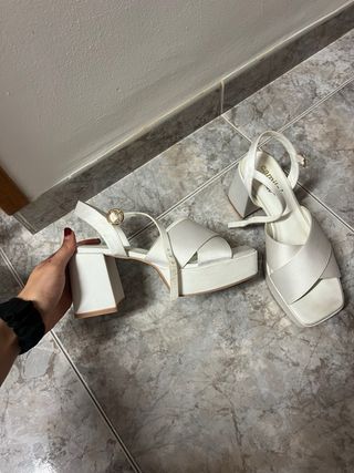 Zapatos de tacón Camila's blancos