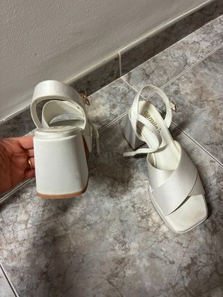 Zapatos de tacón Camila's blancos