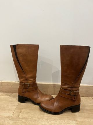 Botas de piel marrones con hebillas