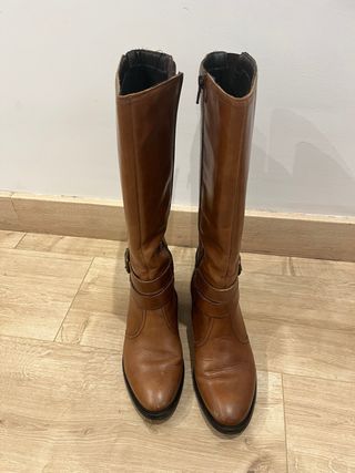 Botas de piel marrones con hebillas