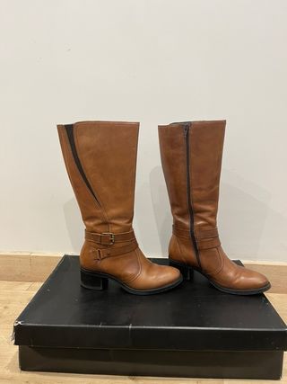 Botas de piel marrones con hebillas