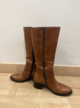 Botas de piel marrones con hebillas