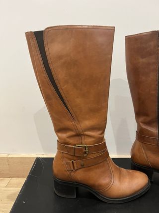 Botas de piel marrones con hebillas