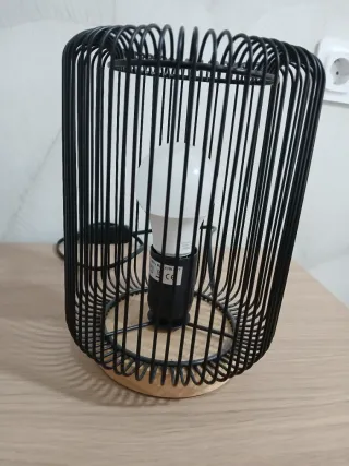 Lámpara de mesa moderna negra y madera.