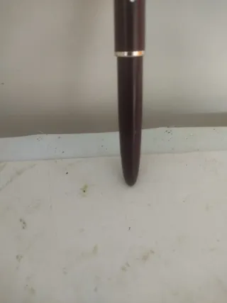 Pluma estilográfica color burdeos marca ero.