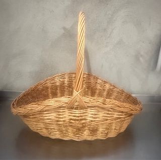 Cesta de mimbre con asa