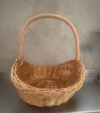 Cesta de mimbre con asa