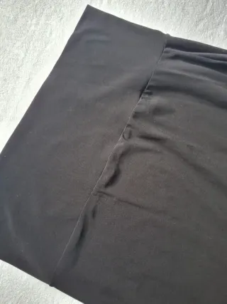 Falda corta ensayo negra con volante seda