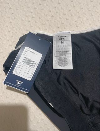 Top deportivo Reebok negro y blanco