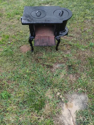 Estufa de leña antigua de hierro fundido