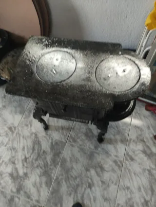 Vecchia stufa a legna in ghisa