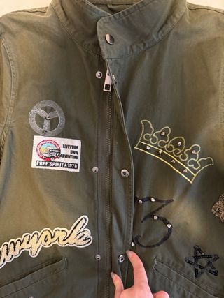 Chaqueta verde militar con parches