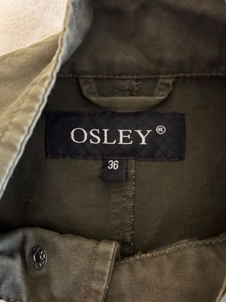 Chaqueta verde militar con parches