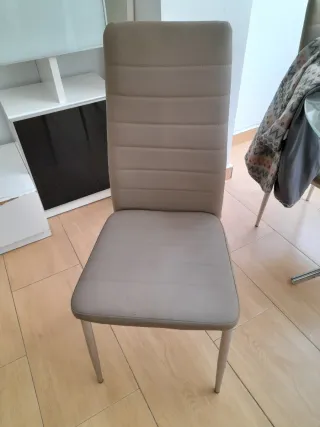 Silla comedor tapizada beige y plata