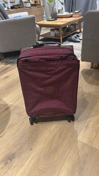 Maleta de cabina Kipling roja, / vino sin estrenar