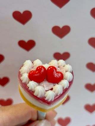 Cucchiaino decorato a forma di cheesecake e cuori