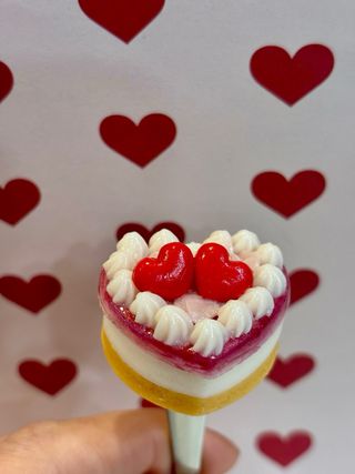 Cucchiaino decorato a forma di cheesecake e cuori