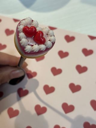 Cucchiaino decorato a forma di cheesecake e cuori