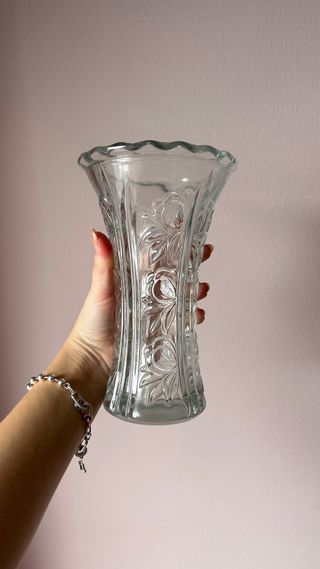 Jarrón de cristal con diseño floral
