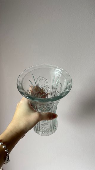 Jarrón de cristal con diseño floral