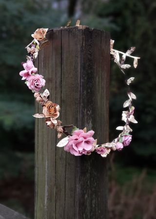 Corona de flores rosa palo y dorada