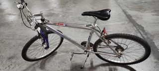 Bicicleta de montaña plateada