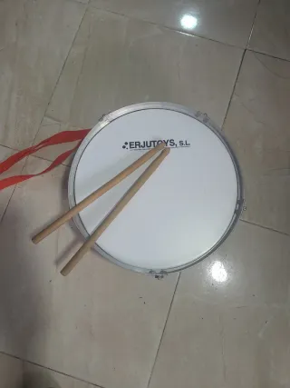 Tambor infantil con baquetas