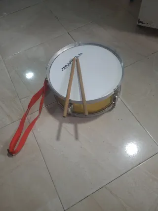Tambor infantil con baquetas