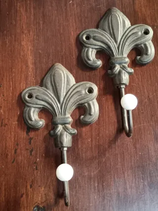 Appendiabiti vintage con decoro a giglio