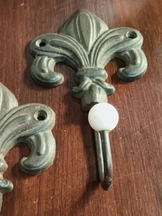 Appendiabiti vintage con decoro a giglio